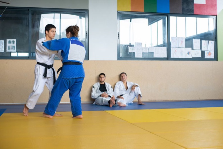 Zwei Judoka im Kumi-kata-Griffkampf im Stand auf der Tatami